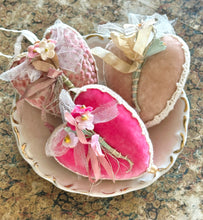 Load image into Gallery viewer, Blush Pink Speckled Velvet Heart Token