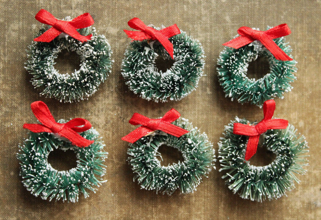 6 Retro Christmas Mini Bottle Brush Wreaths